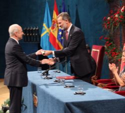 Su Majestad el Rey entrega el Premio Princesa de Asturias de Ciencias Sociales a Michael J. Sandel