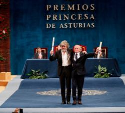 Reinhold Messner y Krzysztof Wielicki tras recoger el galardón