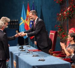 Su Majestad el Rey entrega el Premio Princesa de Asturias de los Deportes a Reinhold Messner