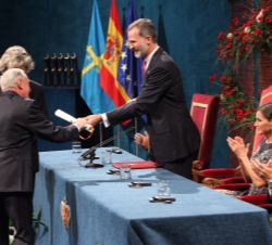 Su Majestad el Rey entrega el Premio Princesa de Asturias de los Deportes a Krzysztof Wielicki