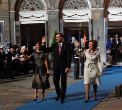 Sus Majestades los Reyes y Su Majestad la Reina Sofía, a su salida del Teatro Campoamor se despiden del pública asistente