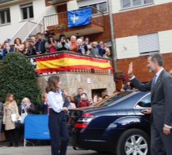 Sus Majestades los Reyes a su llegada a Mual (Cangas de Narcea)
