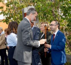 Su Majestad el Rey recoge el Bastón de Mando de manos del alcalde de Cangas de Narcea, José Victor Rodríguez