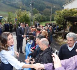 Sus Majestades los Reyes reciben el saludo de los vecinos congregados a su llegada a Mual