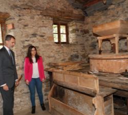 Don Felipe durante la visita al molino hidráulico "molino Casa Roque" de José Collar, propietario del molino