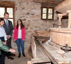 Don Felipe y Doña Letizia visitan el molino hidráulico "molino Casa Roque" donde reciben explicaciones a cargo de José Collar, propietario d