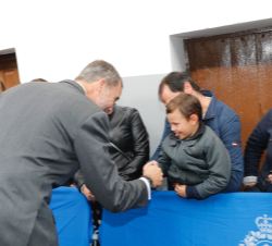 Don Felipe saluda a un niño durante el recorrido del Pueblo Ejemplar