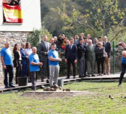 Don Felipe y Doña Letizia en el "prao" la Guerticona donde tiene lugar una competición de bolo vaqueiro