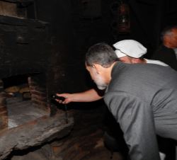 Su Majestad el Rey durante la visita al horno tradicional de pan en "Casa Mateo"