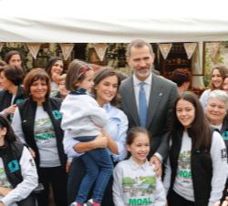 Don Felipe y Doña Letizia junto a las integrantes de la Asociación de Mujeres de Mual