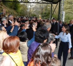 Sus Majestades los Reyes reciben el saludo de los vecinos congregados a su llegada a la Plaza