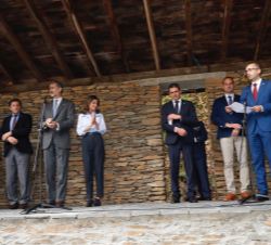 Sus Majestades los Reyes durante la intervención del Alcalde Cangas de Narcea, José Victor Rodríguez