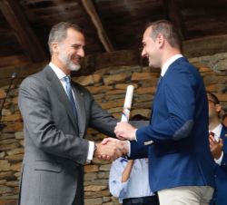 Su Majestad el Rey entrega el Premio al Pueblo Ejemplar 2018