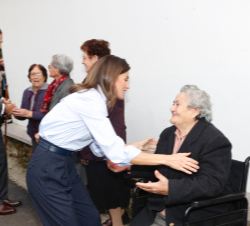 Don Felipe y Doña Letizia saludan a un grupo de vecinos de avanzada edad