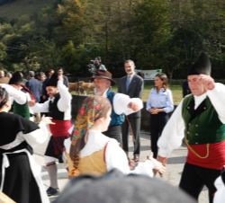 Don Felipe y Doña Letizia durante el baile típico interpretado por el grupo folclórico "Perendengue" de Cangas de Narcea