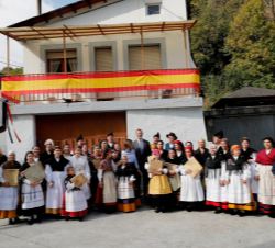 Don Felipe y Doña Letizia junto al grupo folclórico "Perendengue" de Cangas de Narcea