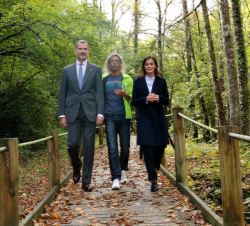 Sus Majestades los Reyes durante su recorrido por la Reserva Natural de Muniellos