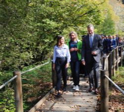 Don Felipe y Doña Letizia recorren una senda por la Reserva Natural de Muniellos