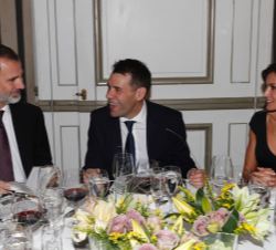 Sus Majestades los Reyes en la mesa presidencial junto a Rubén Amón