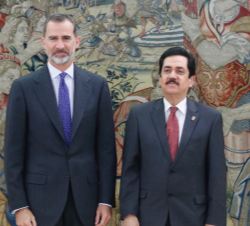 Su Majestad el Rey acompañado del Presidente del Parlamento Centroamericano (PARLACEN), Sr. Tony Raful Tejada.