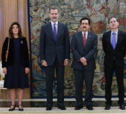 Su Majestad el Rey acompañado del Presidente de PARLACEN, de la subsecretaria de Asuntos Exteriores, Unión Europea y Cooperación, y del presidente de 