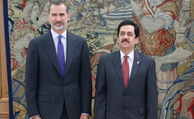 Su Majestad el Rey acompañado del Presidente del Parlamento Centroamericano (PARLACEN), Sr. Tony Raful Tejada.