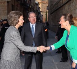 Su Majestad la Reina Doña Sofía recibe el saludo de la delegada del Gobierno en la Comunidad de Castilla y León, Virginia Barcones