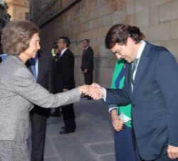 Su Majestad la Reina Doña Sofía recibe el saludo del alcalde de Salamanca, Alfonso Fernández Mañueco