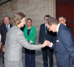 Su Majestad la Reina Doña Sofía recibe el saludo del presidente del Consejo de Administración de Patrimonio Nacional, Alfredo Pérez Armiñán