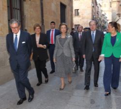 Su Majestad la Reina Doña Sofía junta a las autoridades se dirige al Salón Rectoral de la Casa-Museo Unamuno