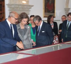 Durante su recorrido, Doña Sofía recibe explicaciones de la exposición por parte del director de las Colecciones Reales de Patrimonio Nacional, Jose L