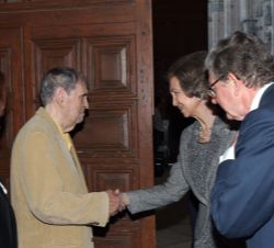 Su Majestad la Reina Doña Sofía recibe el saludo de Rafael Cardenas, Premio Reina Sofía de Poesía Iberoamericana en su XXVII edición