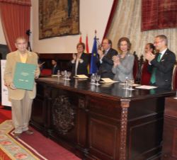 Su Majestad la Reina Doña Sofía tras la entrega del Premio a Rafael Cardenas