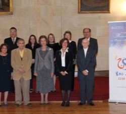Su Majestad la Reina Doña Sofía junto al premiado y sus familiares