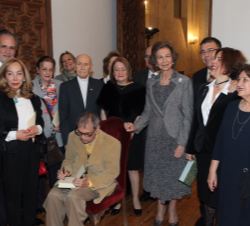 Rafael Cadenas, junto a sus familiares, firma un ejemplar a Su Majestad la Reina Doña Sofía