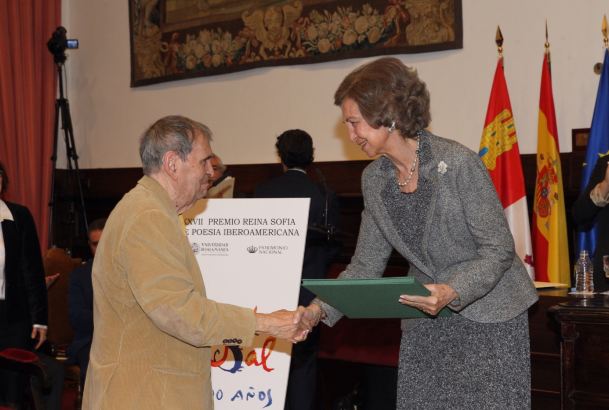 Doña Sofía hace entrega del Premio Reina Sofía de Poesía Iberoamericana a Rafael Cadenas