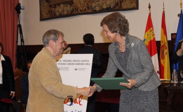Doña Sofía hace entrega del Premio Reina Sofía de Poesía Iberoamericana a Rafael Cadenas