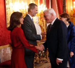 Sus Majestades los Reyes reciben el saludo del Presidente de la República Federal de Alemania, Sr. Frank-Walter Steinmeier y su esposa la Sra. Elke Bü