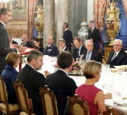 Su Majestad el Rey durante su intervención en el almuerzo ofrecido en honor de Sus Excelencias el Presidente de la República Federal de Alemania y su 