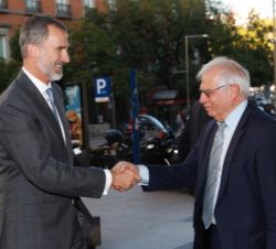Su Majestad el Rey es recibido por el ministro de Asuntos Exteriores, Unión Europea y Cooperación, Josep Borrel, a su llegada al Foro