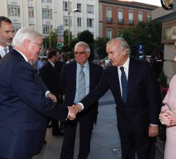 Don Felipe y el Presidente Steinmeier son recibidos por el ministro de Asuntos Exteriores, Unión Europea y Cooperación; el vicepresidente del Banco Sa