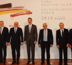 Fotografía de grupo de Su Majestad el Rey con el Presidente de Alemania y las autoridades y delegaciones de los dos países