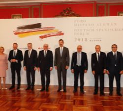 Fotografía de grupo de Su Majestad el Rey con el Presidente de Alemania y las autoridades y delegaciones de los dos países