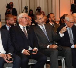 Su Majestad el Rey y el Presidente de Alemania en primera fila de asientos al comienzo del acto