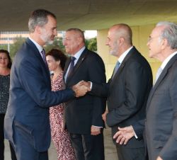 Su Majestad el Rey durante los saludos de bienvenida a su llegada al Palau de Congressos de Palma