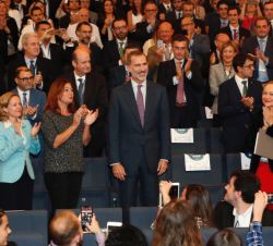 Don Felipe en el salón de actos del Palau de Congressos
