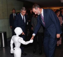 Don Felipe interactúa con un robot en la zona de exposiciones del Palau de Congressos de Palma