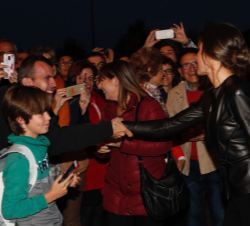Doña Letizia saluda a varias personas que se encontraban en la entrada del Auditorio Miguel Delibes
