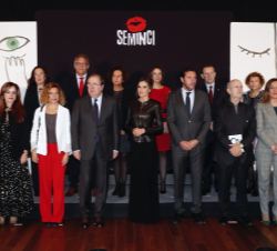 Su Majestad la Reina acompañada por las autoridades asistentes al acto