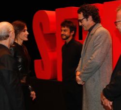 Doña Letizia conversa con varios representantes del cine que asisten a SEMINCI